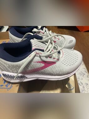 Brooks Women’s White & Pink Athletic Running Shoes